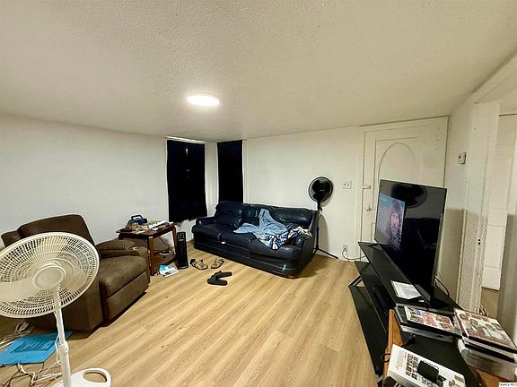 2nd image of 718 1/2 Buchanan St