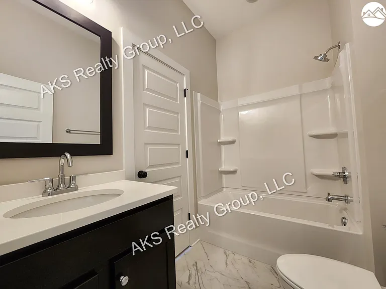 1202 Windsor Sq — Photo 12