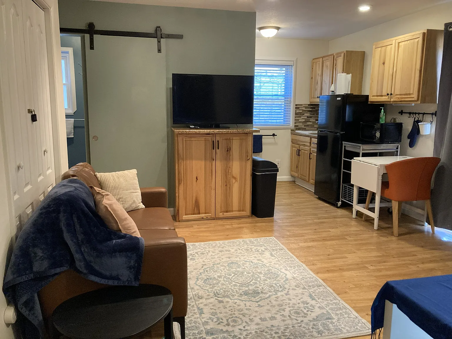 West Plaza Furnished Studio Apartments — Photo 2