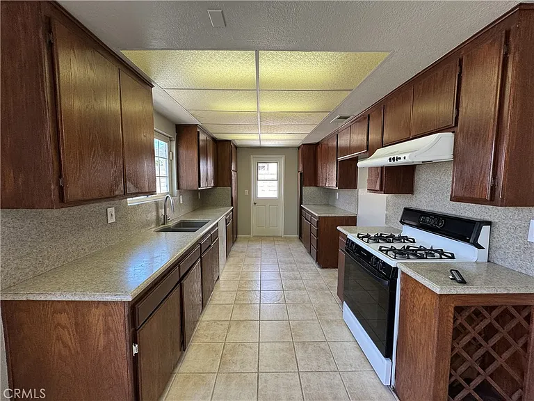 4037 S Ellesford Ave — Photo 19