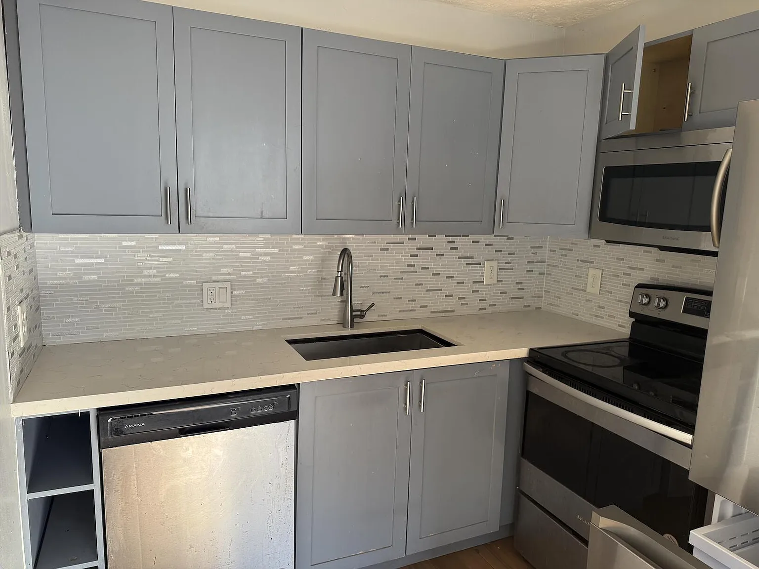 2 bed, 1.0 bath, 910 sqft, $2,300 — Photo 3