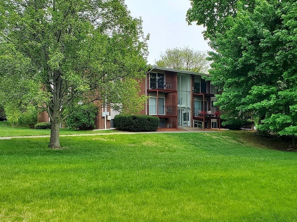 1st image of 10 Longwood Dr APT 10