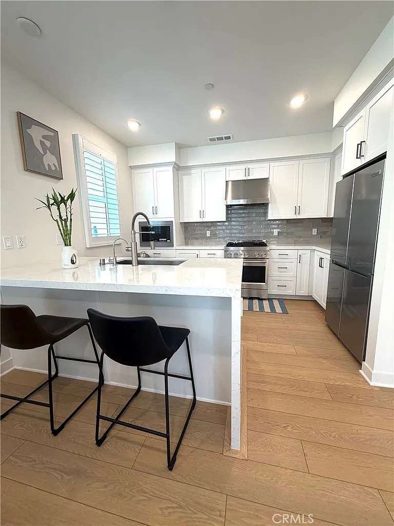 2 bed, 2.5 bath, 1371 sqft, $3,800 — Photo 2