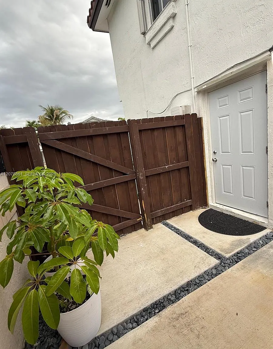 1 bed, 1.0 bath, $1,400 — Photo 1