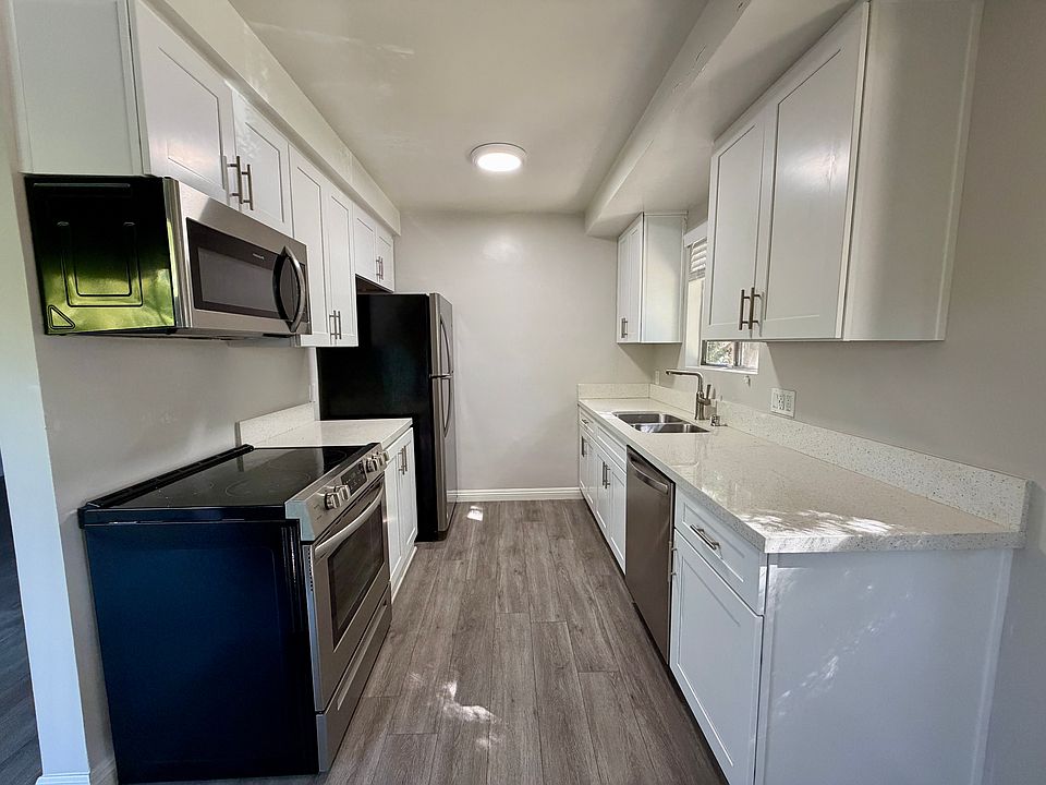 Kitchen with full appliance suite