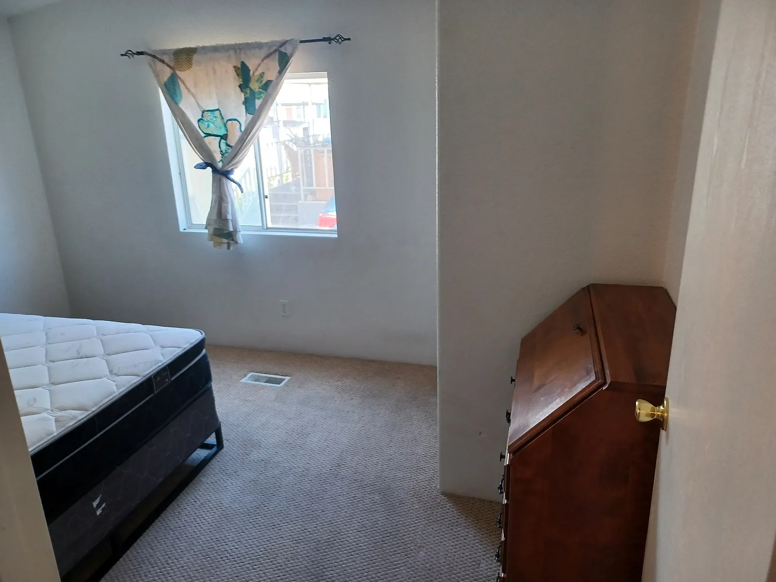 3 bed, 1300 sqft, $1,000 — Photo 2