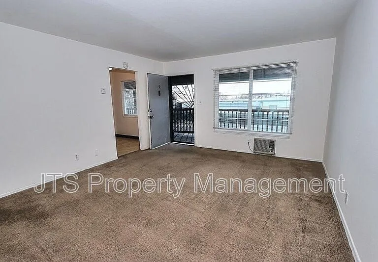 4439 V St #5 — Photo 2