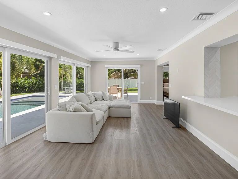 135 SE 28th Ct — Photo 24