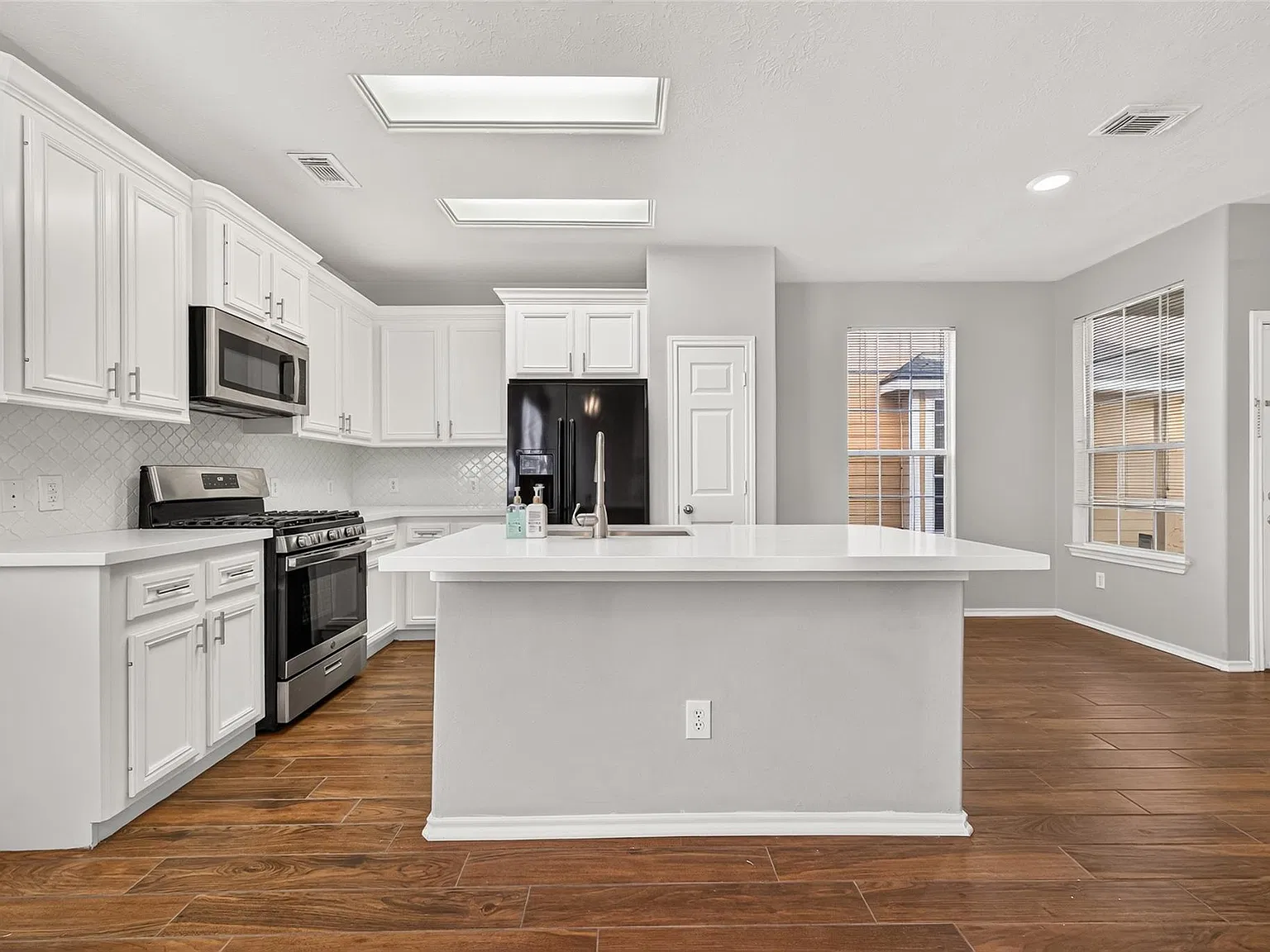3 bed, 2.5 bath, 1503 sqft, $1,810 — Photo 2
