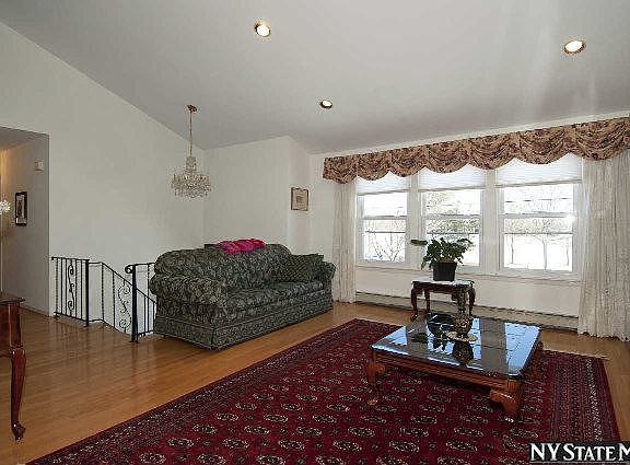4th image of 806 E Meadow Ave