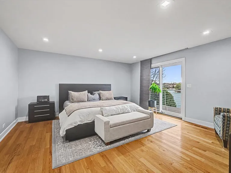 2076 Valley Lo Ln — Photo 17