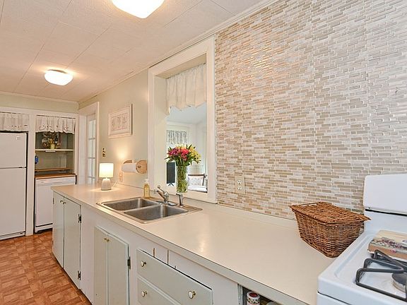 4th image of 52 Winslow Ave
