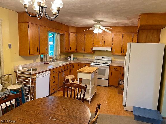 2nd image of 3360 Lakeview Dr