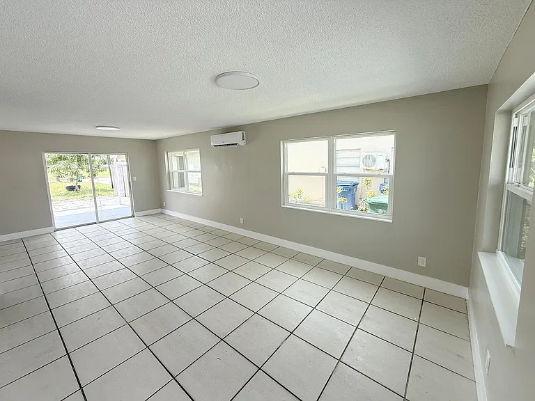 1920 SW 44th Ave #2 — Photo 5