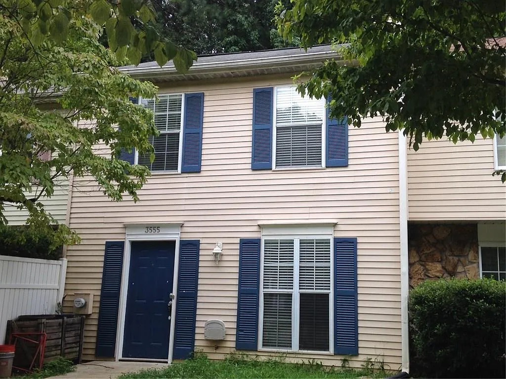 Remodeled Updated Townhome in Great Kennesaw Location! Near Kennesaw State University, Interstate... — Photo 1