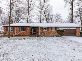 12245 Dollar Lake Dr, Fenton, MI 48430