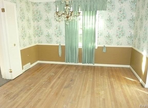 4th image of 848 Claremont St