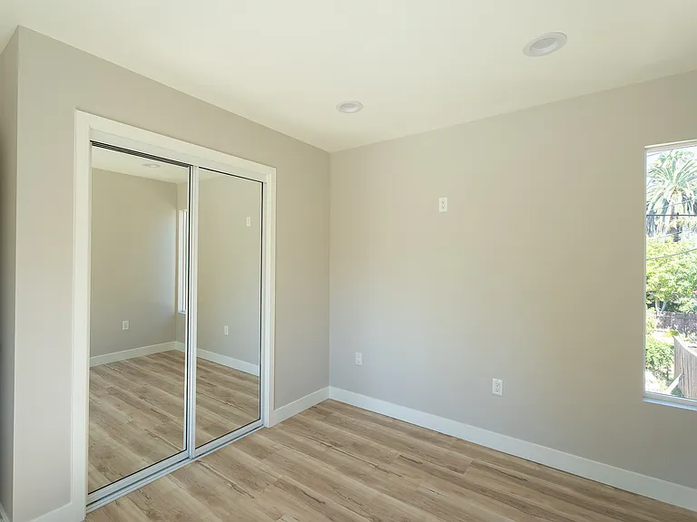 1117 1/2 Grevelia St — Photo 10
