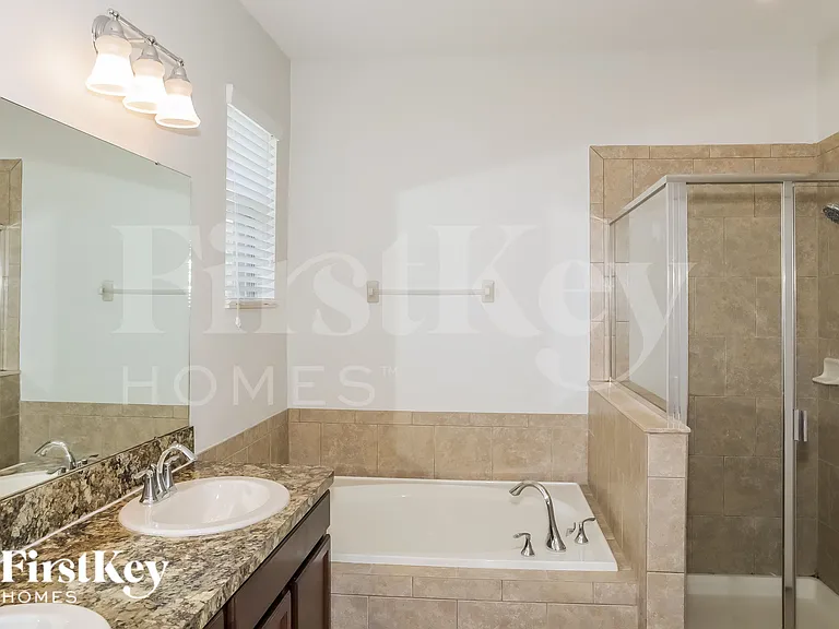 2309 Grantham Ave — Photo 9
