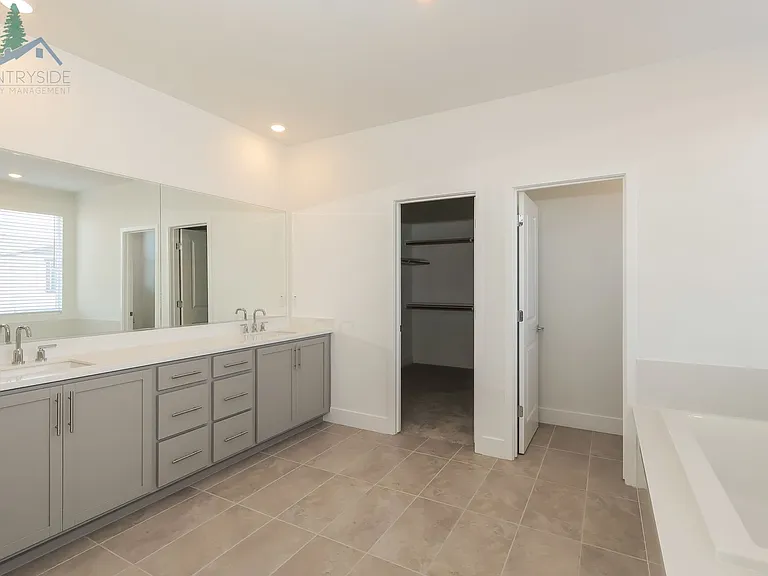 2824 Wrangell St — Photo 9
