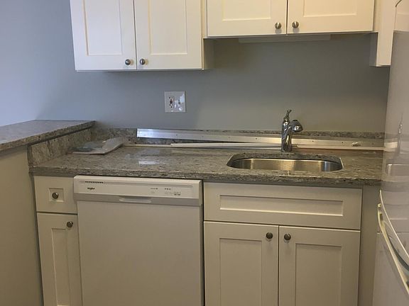 4th image of 2827 N Cambridge Ave APT 406