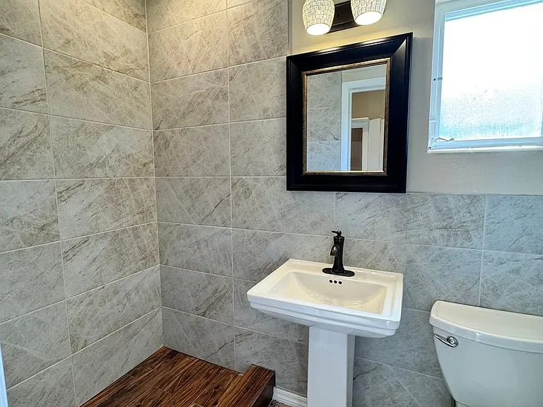 813 Center Ln — Photo 10