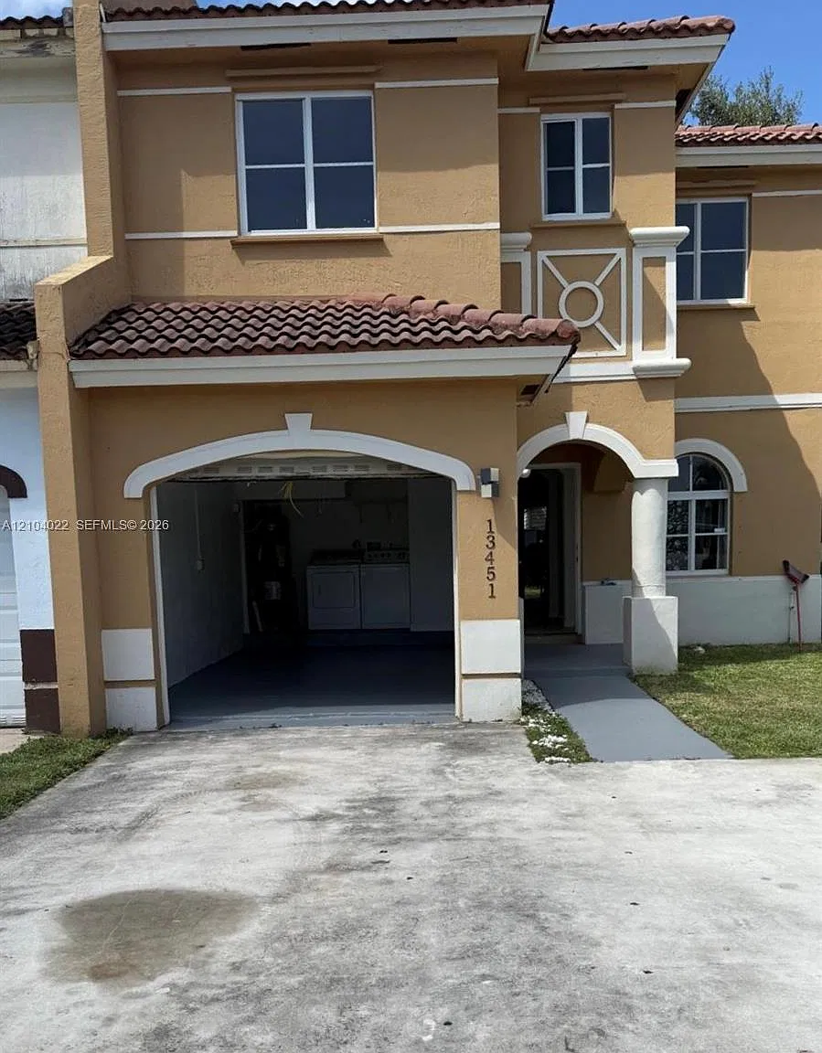 Naranja Gardens — Photo 1