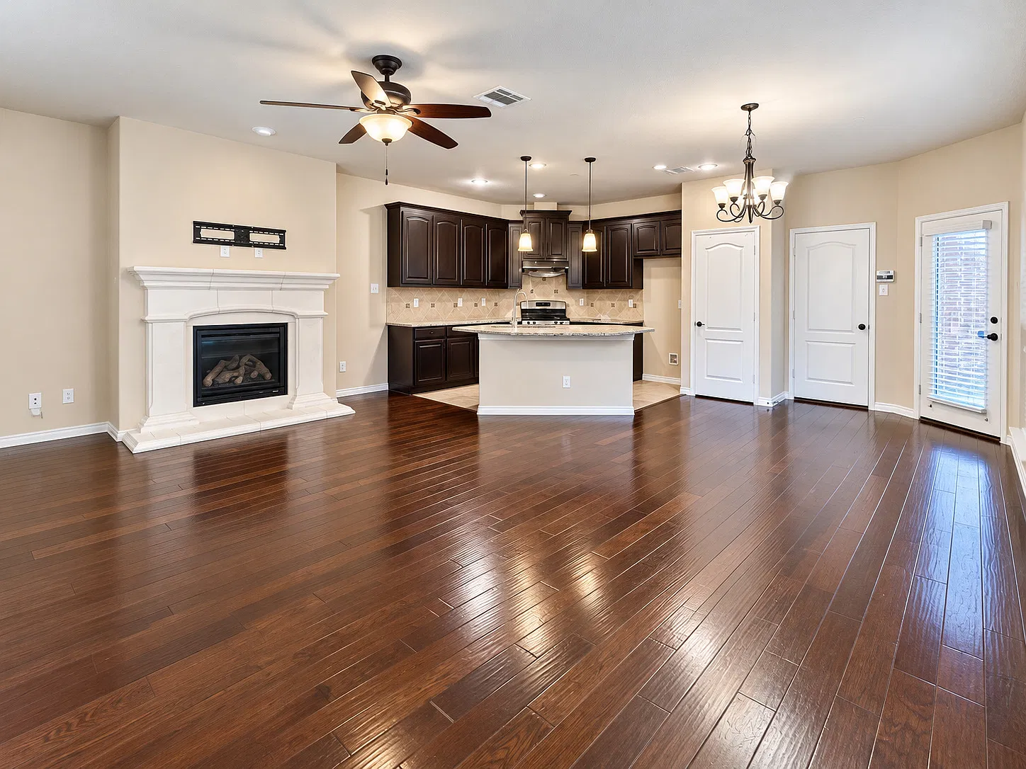 3 bed, 2264 sqft, $2,700 — Photo 2