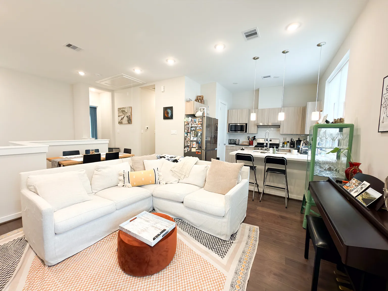 3 bed, 2.5 bath, 1600 sqft, $2,200 — Photo 4
