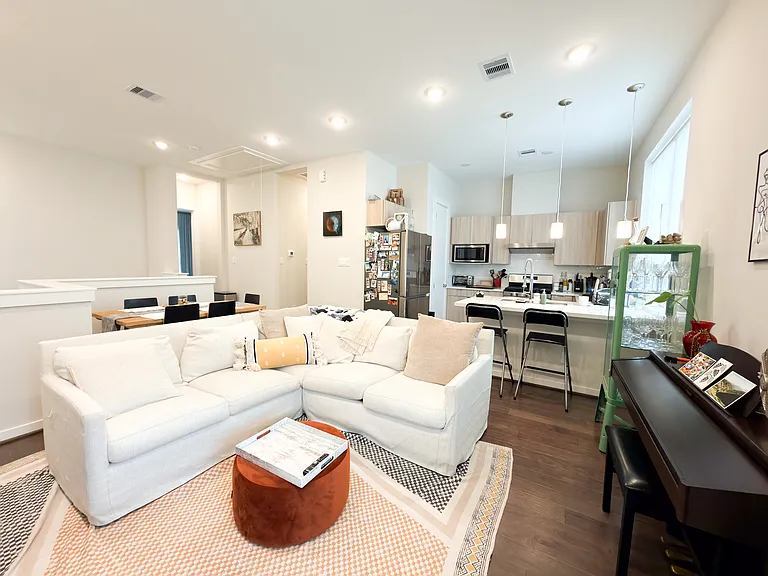 618 Thornton Oaks Ln — Photo 4