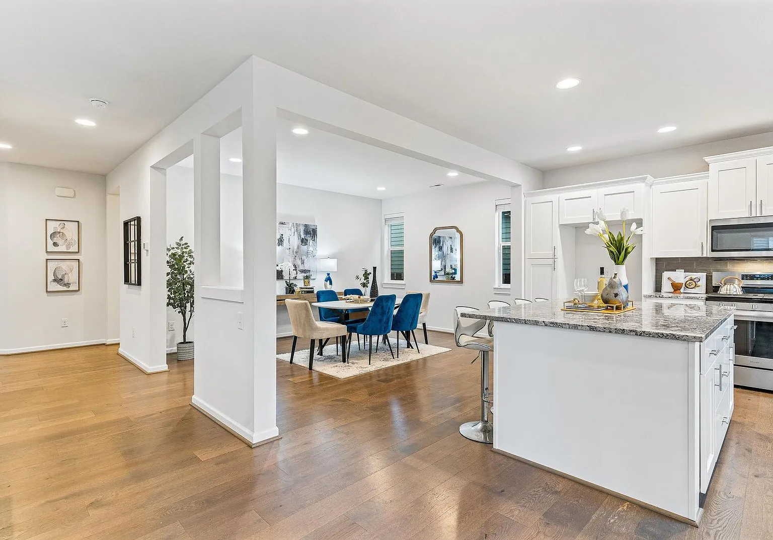 Modern Built Home in Great Neighborhood - 4 bed with den + 2.5 bath, remodeled Kitchen — Photo 4