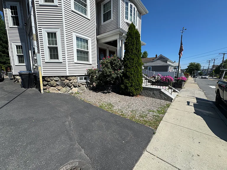 Newton St — Photo 16