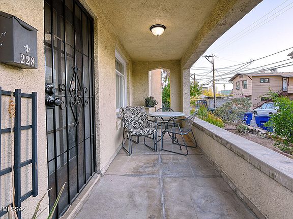 4th image of 232 E University Blvd
