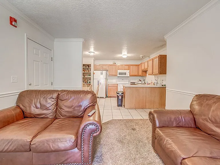 567 N University Ave #110 — Photo 2