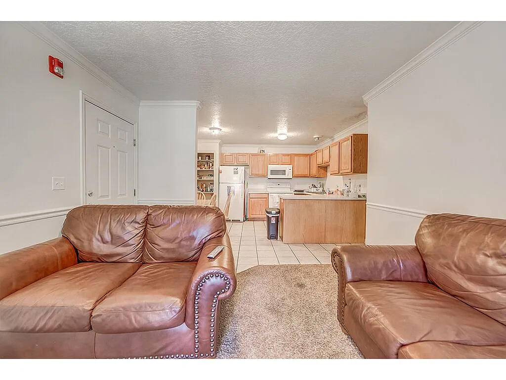 Building Photo - 567 N University Ave #110