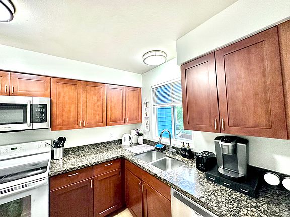 5th image of 5312 188th St SW APT B