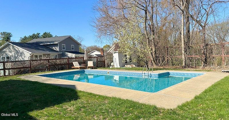 3rd image of 20 Danielwood Drive