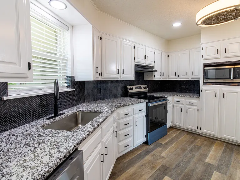1214 Sycamore Dr — Photo 11