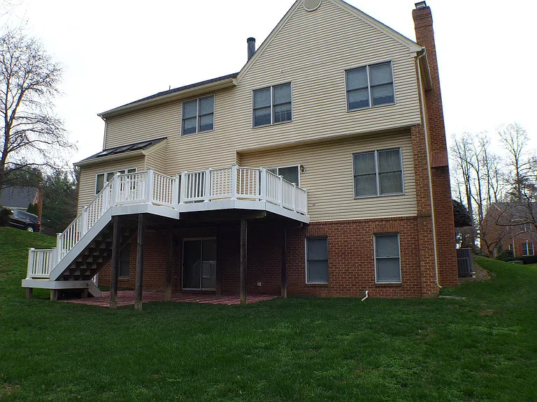 10008 Manor Pl — Photo 3