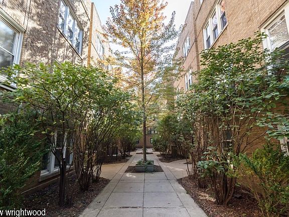 3rd image of 681 W Wrightwood Ave #818