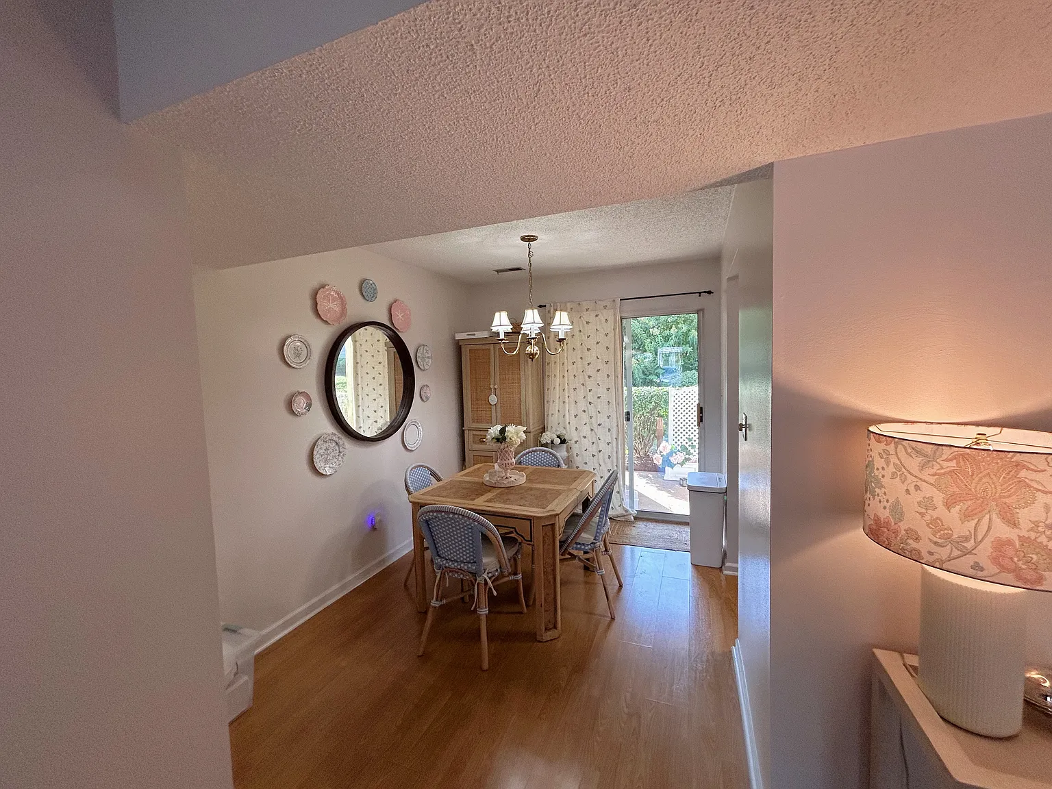 2 bed, 1000 sqft, $1,550 — Photo 3