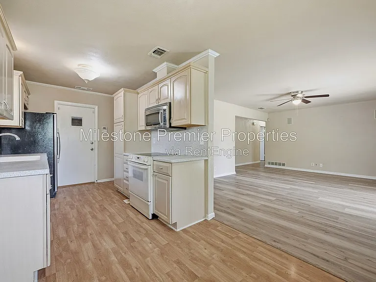 302 Iowa St — Photo 7