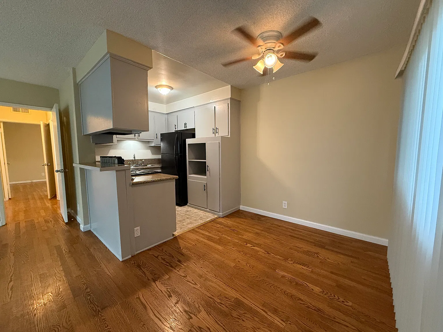 1215 Barry Ave — Photo 2
