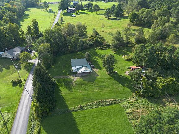 4th image of 447 Foster Hill Rd