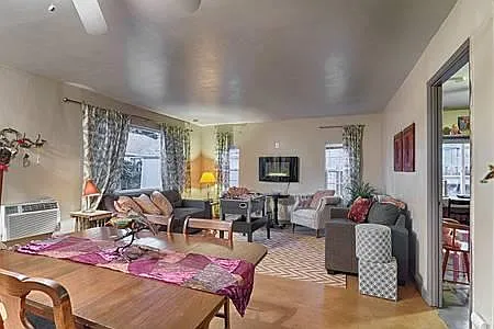 215 1/2 N Lincoln Avenue — Photo 4