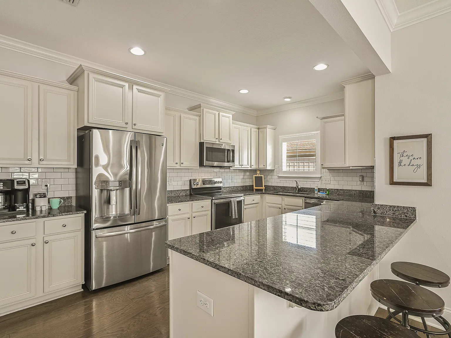 3 bed, 1896 sqft, $4,088 — Photo 3