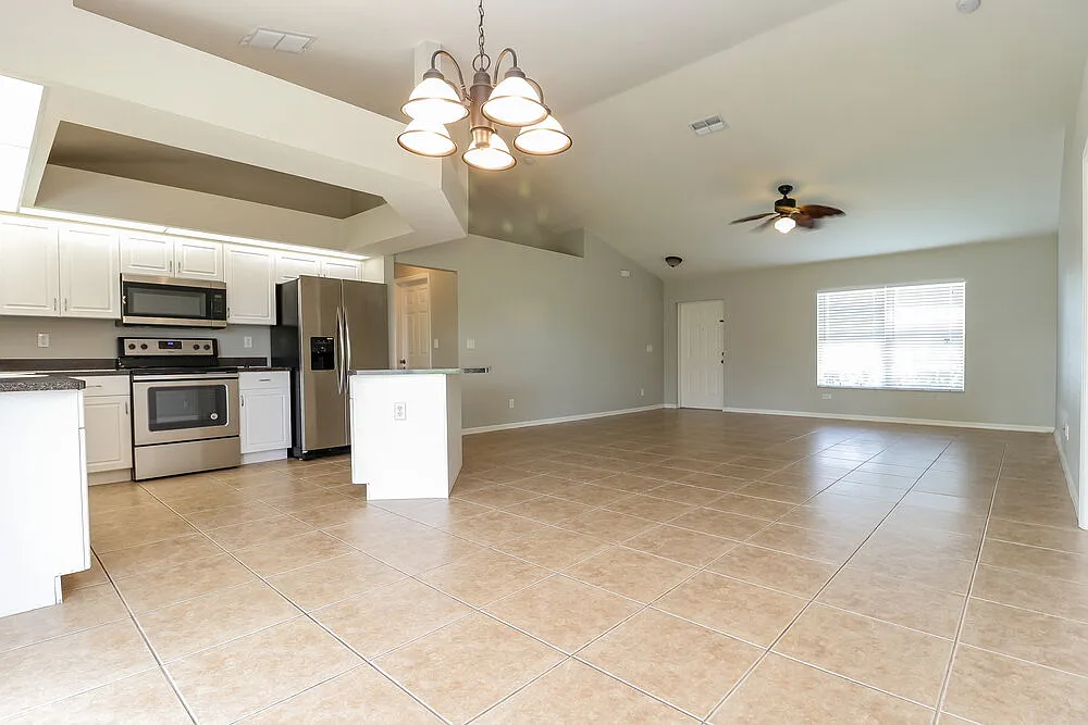 3 bed, 2.0 bath, 1479 sqft, $2,025 — Photo 4