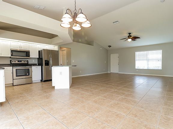 4th image of 800 SW 8th Pl