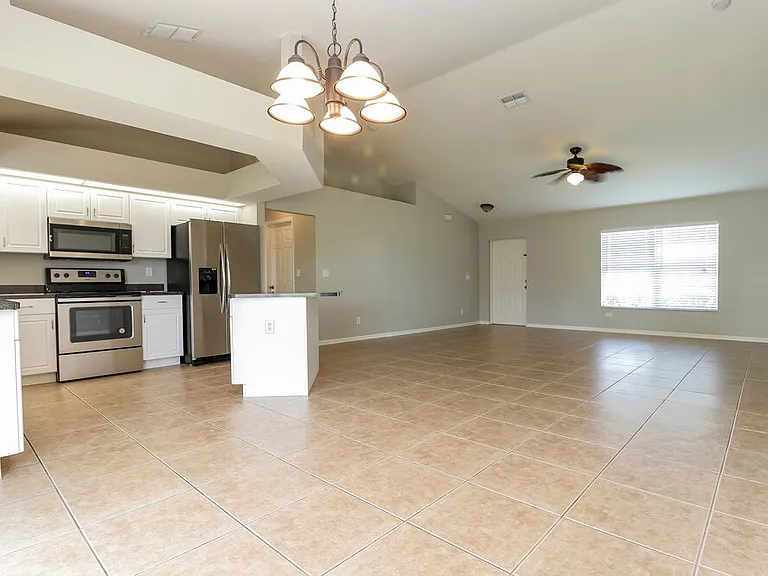800 SW 8th Pl — Photo 4