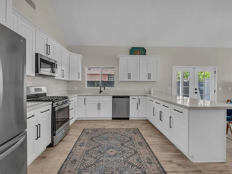 325 E Mitchell Dr — Photo 9